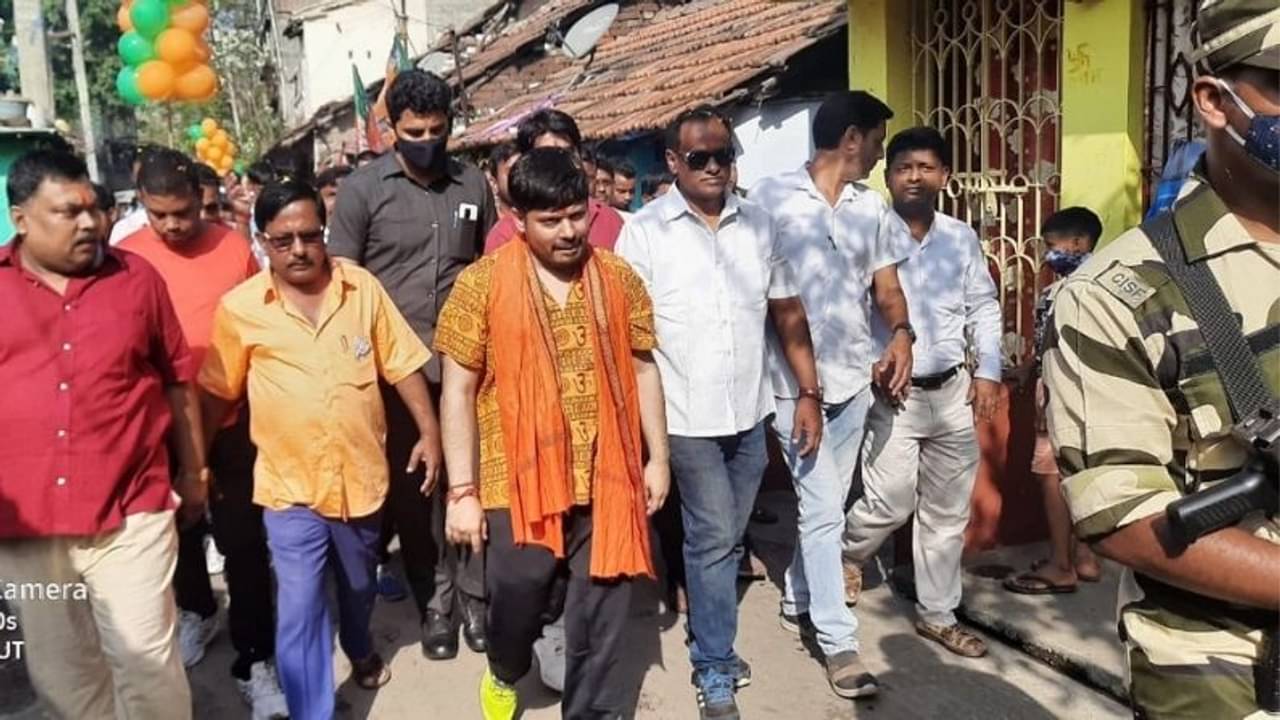 পবন পুত্রের মন্দিরে অর্জুন পুত্র, প্রার্থী না হয়েই প্রচার শুরু করে দিলেন ভাটপাড়ার বিদায়ী বিধায়ক