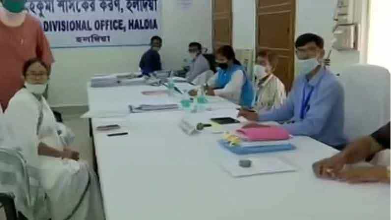 শিবের মাথায় জল ঢেলেই নন্দীগ্রামে মনোনয়ন পেশ মমতার! দেখে নিন নেত্রীর ভোট-সরণি শিবের মাথায় জল ঢেলেই নন্দীগ্রামে মনোনয়ন পেশ মমতার! দেখে নিন নেত্রীর ভোট-সরণি