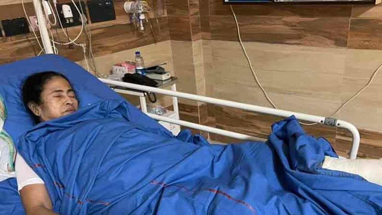 গুরুতর আঘাত, ফুলে গিয়েছে পা, শ্বাসকষ্ট নিয়ে ৪৮ ঘণ্টার পর্যবেক্ষণে মমতা