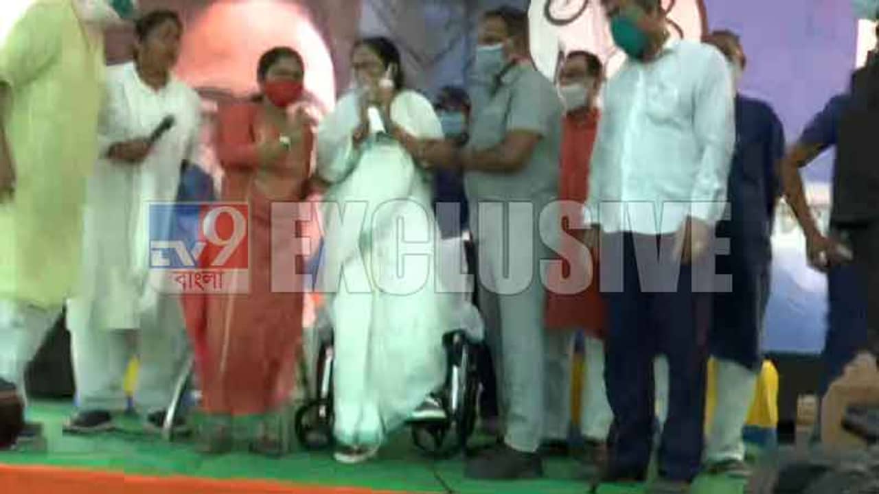 একটু চেষ্টা করি না... বলেই সভামঞ্চে আচমকা হুইলচেয়ার ছেড়ে উঠে দাঁড়ালেন! নন্দীগ্রামে মমতার বড় চমক