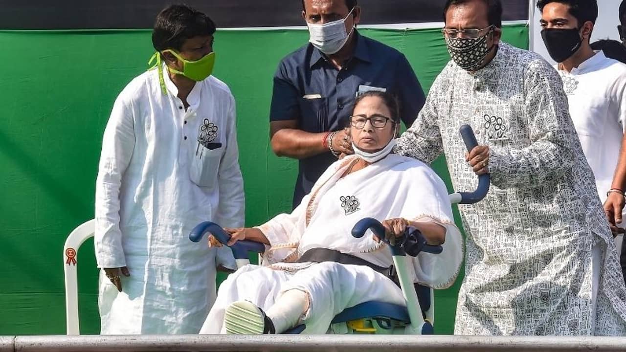 পদযাত্রায় ভোট প্রচারে ঝড় তোলা মমতা এবার হুইল চেয়ারে! খেলা ঘোরানোর খেলা বলছে রাজনৈতিক মহল