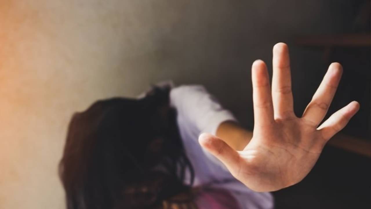 North Dinajpur: একাধিক বিবাহ বহির্ভুত সম্পর্ক! মহিলা সহ তার পুলিশ প্রেমিককে বেধড়ক মার গ্রামবাসীর