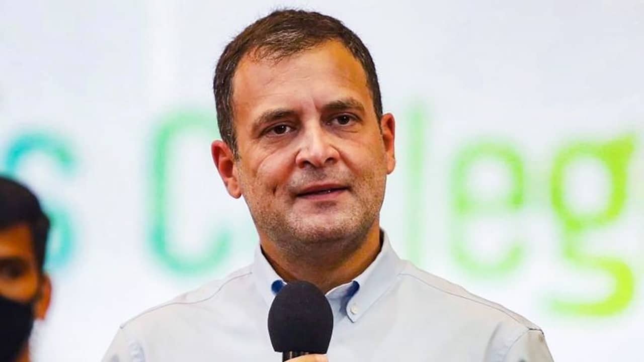 কী পড়ছিলেন, আমরা জানি, ফোনে আড়ি পাতার কথা কি আগেই জানতেন রাহুল?