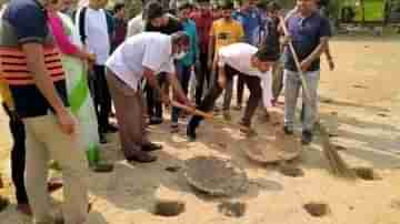 রাজনাথের সভার পর কোদাল নিয়ে গর্ত ঢাকলেন তৃণমূল প্রার্থী, পুরোটাই নাটক, বলল বিজেপি