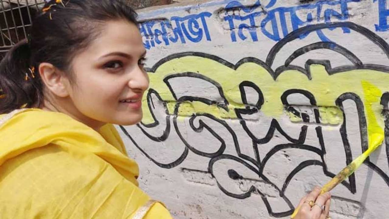দেওয়াল লিখন দিয়ে ‘নতুন শুরু’ তনুশ্রীর