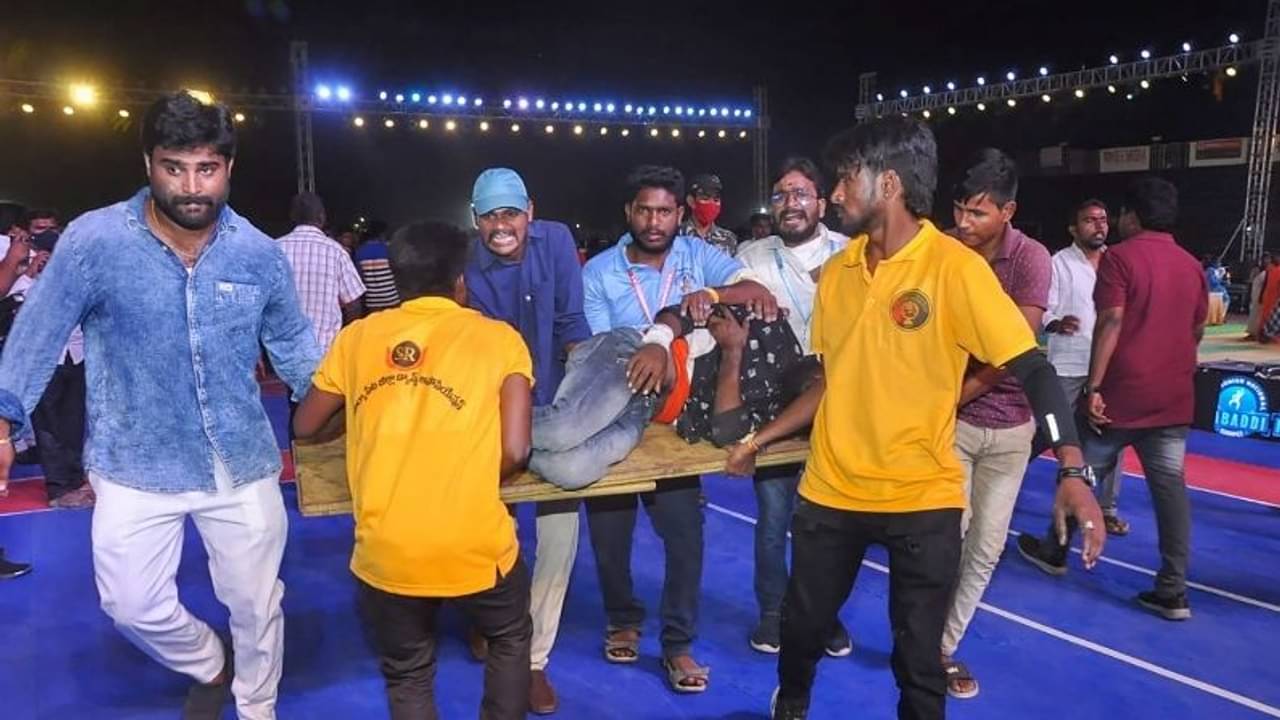 ভিডিয়ো: হুড়মুড়িয়ে ভেঙে পড়ল গ্যালারি, খেলা দেখতে গিয়ে মর্মান্তিক পরিণতি শতাধিকের