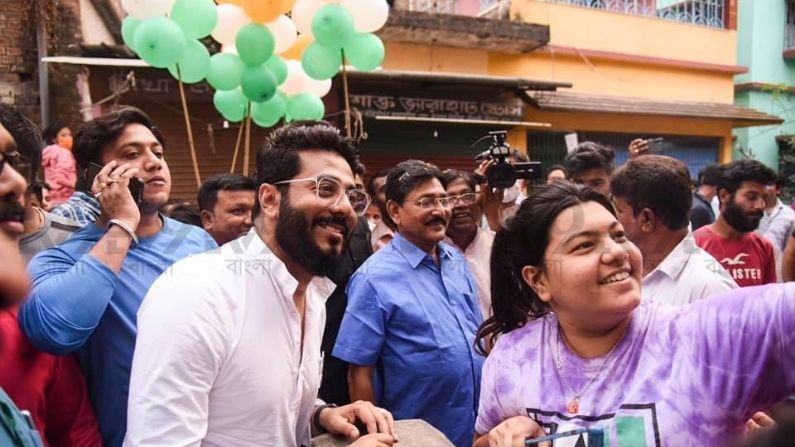 ‘বিজেপিই তো প্রতিপক্ষ, সিপিএম তো ঘরের লোক’, ব্যারাকপুরে প্রচারে এসে ‘দুয়ারে দুয়ারে’ উন্নয়নের ডাক রাজ চক্রবর্তীর