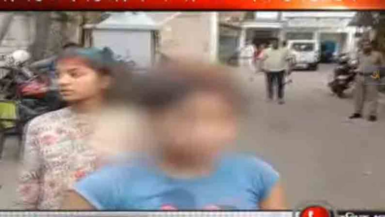 বিজেপি লেখা টি শার্ট পরায় মার বাবা ও মেয়েকে