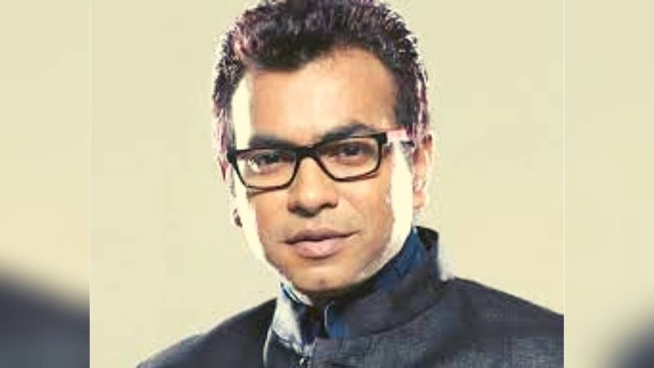 গলায় গাঁদার মালা, রাতদুপুরে গেরুয়া-লাল আবিরে রঙিন হয়ে উঠলেন রুদ্রনীল, রইল একগুচ্ছ ছবি