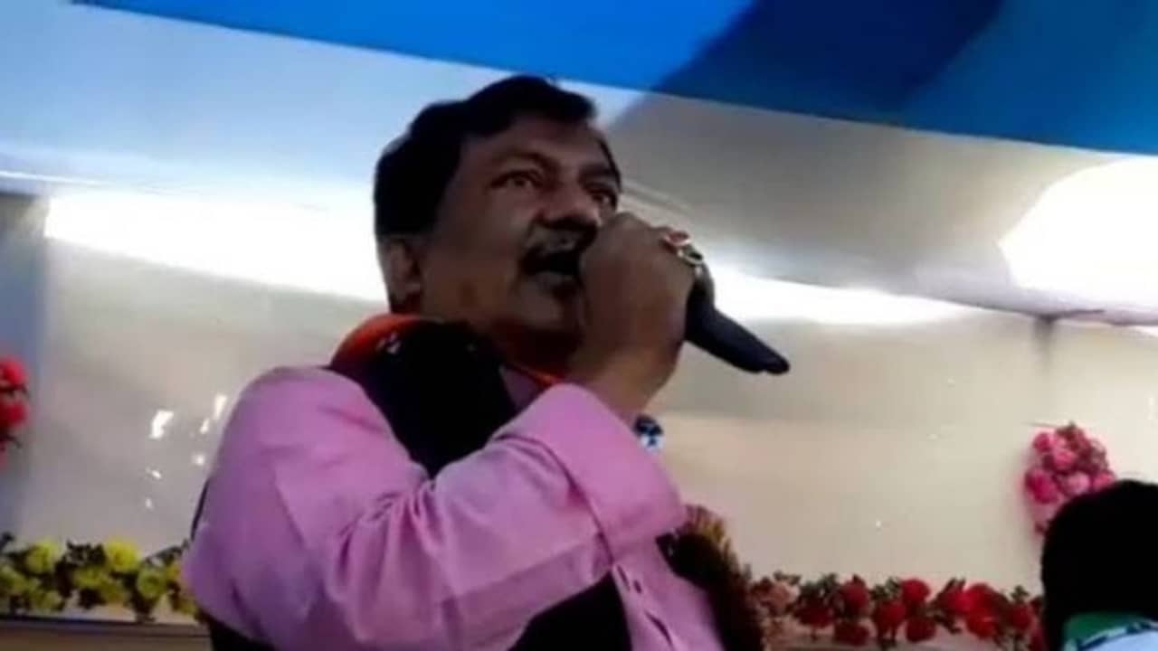 ভোট না দিলে দেখে নেব, নির্বাচনী প্রচারের মঞ্চ থেকে হুমকি তৃণমূল বিধায়কের