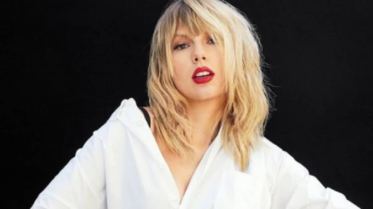 গ্র্যামির মঞ্চে এই বিভাগে তিনবার জয়ী হয়ে রেকর্ড গড়লেন টেলর সুইফ্ট