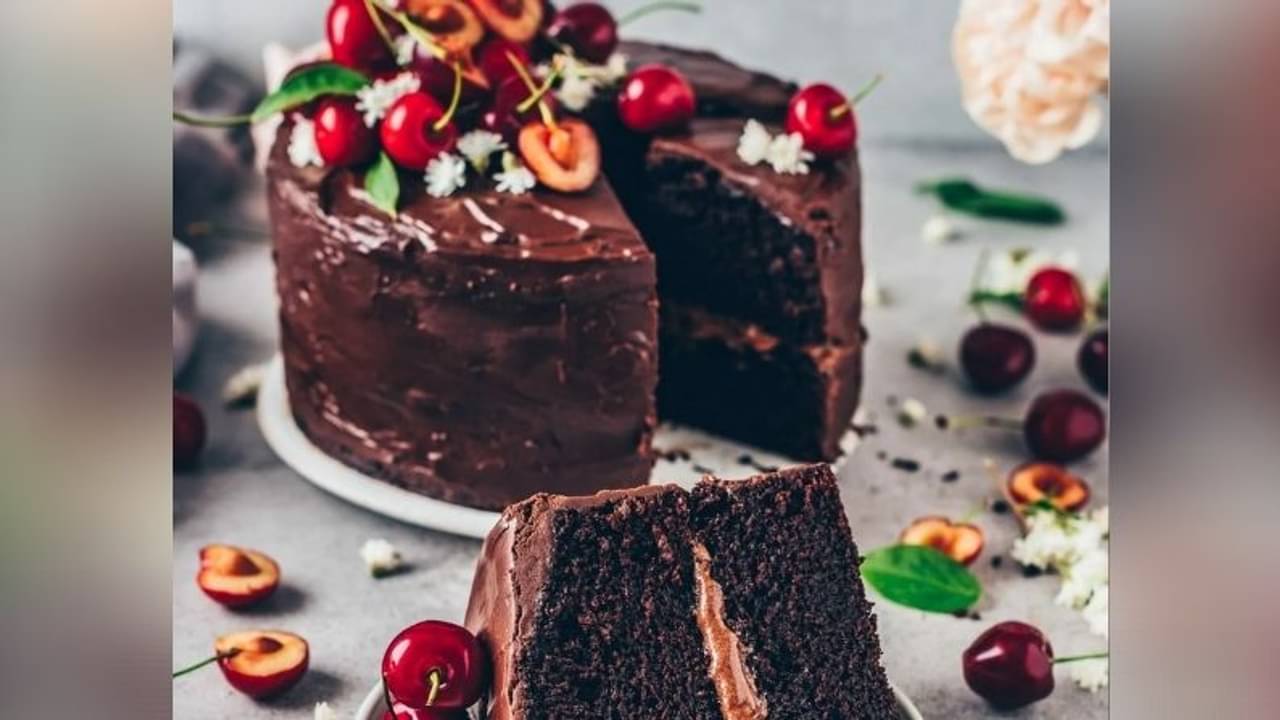 মাখন ছাড়া জিভে জল আনা নিরামিষ চকোলেট কেক বানাবেন কীভাবে? রইল টিপস