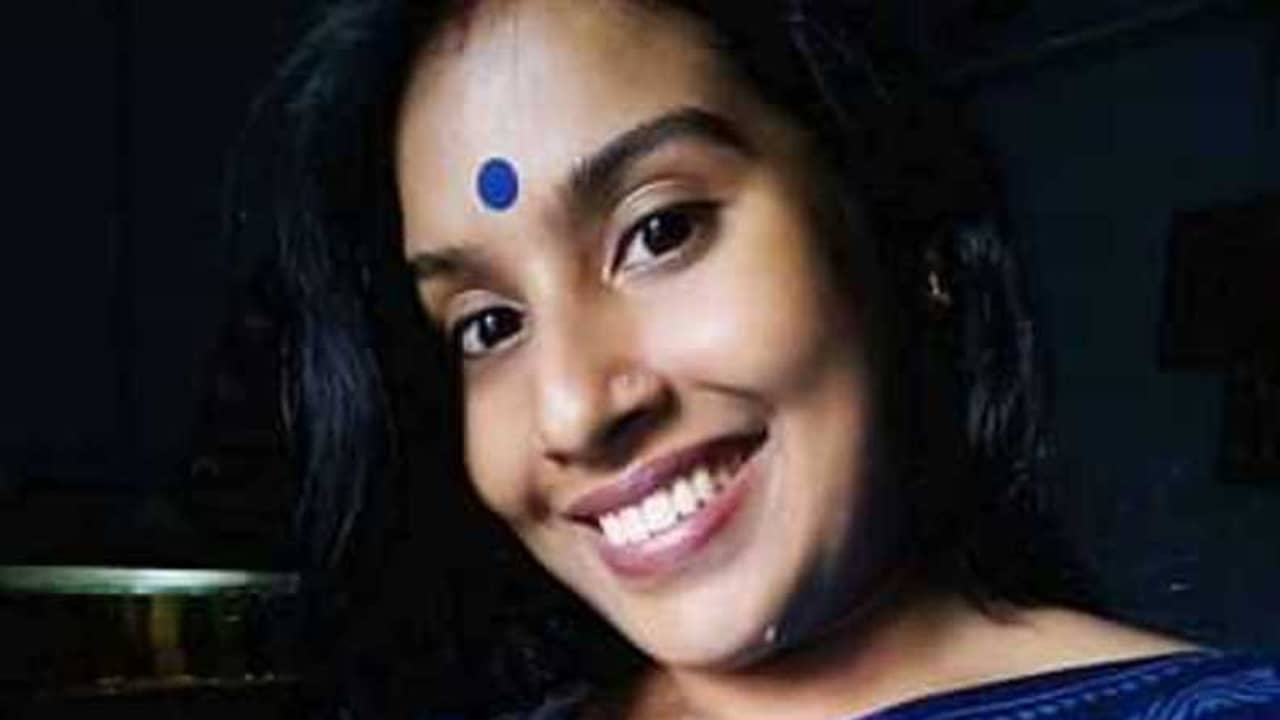 সরকারের বিরুদ্ধে ফেসবুক পোস্ট করায় সাসপেন্ড বিজেপি বিধায়কের মেয়ে