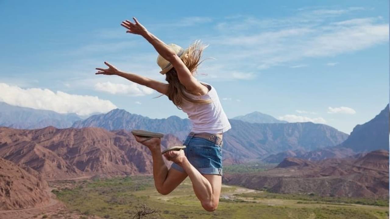 বিচিত্র সেলুকাস! এই দেশে কেউ ঘুষ নেন না! বিড়ম্বনায় পড়তে হয় ধনীদের!