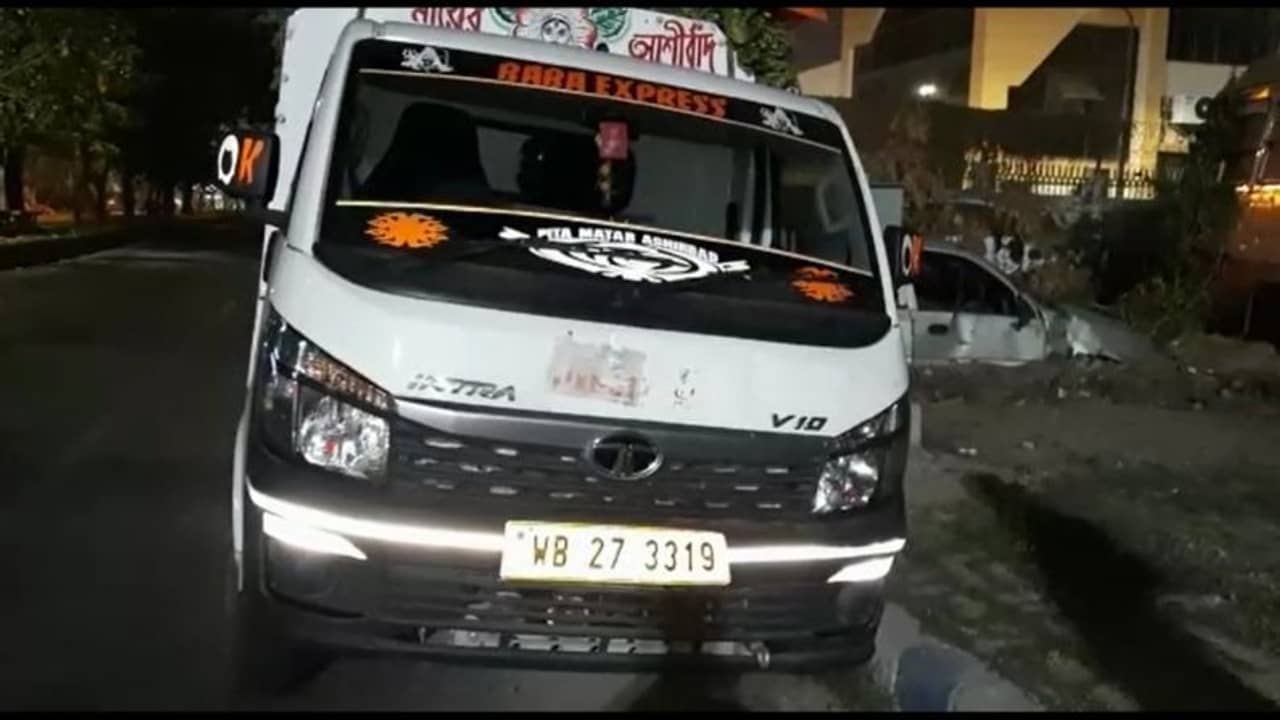 মুখ্যমন্ত্রীর ভাইয়ের গাড়িতে সজোরে ধাক্কা বাইপাসে! আটক সবজি বোঝাই ভ্যান