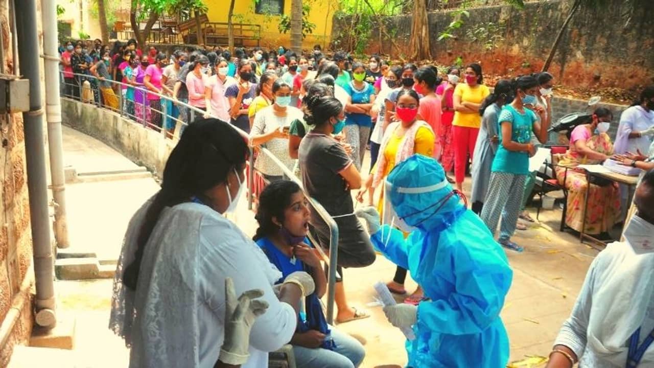 Corona Cases and Lockdown News live: সংক্রমণের নতুন মাইল ফলক ছুঁল দেশ, মাস্ক না পরলে জেলে পাঠানোর হুঁশিয়ারি তেলঙ্গানায়