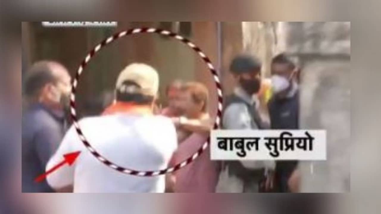 ভিডিয়ো: মেজাজ হারিয়ে দলীয় কর্মীকেই চড় মারলেন বাবুল, হেনস্থা করলেন সাংবাদিককেও