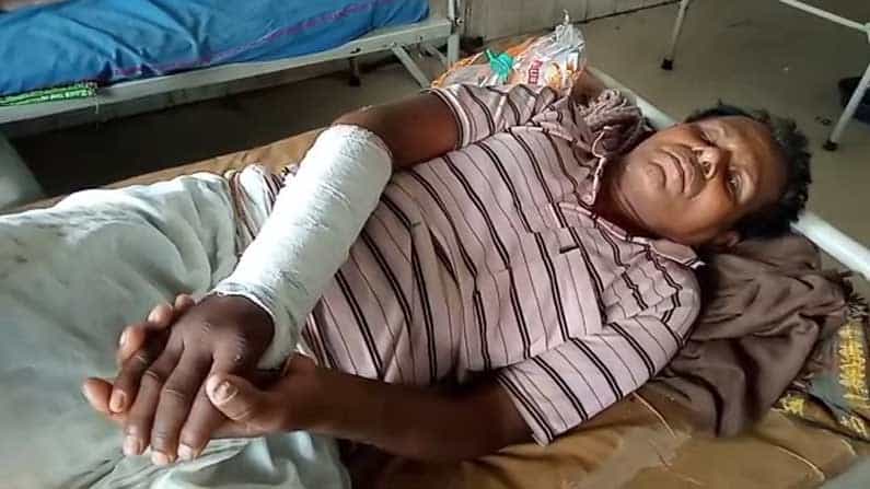 ভোটের সন্ধ্যায় 'হামলা', মেরে বিজেপি নেতার হাত ভেঙে দেওয়ার অভিযোগ ভোটের সন্ধ্যায় 'হামলা', মেরে বিজেপি নেতার হাত ভেঙে দেওয়ার অভিযোগ