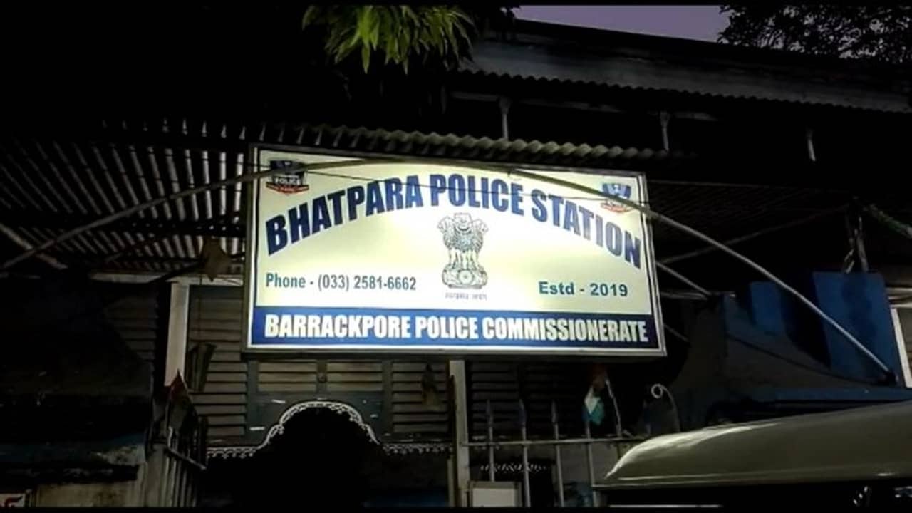 ভরসন্ধ্যায় ভাটপাড়া থানার নাকের ডগায় বিস্ফোরণ, ভাঙল বাড়ির কাচ, আহত দুই