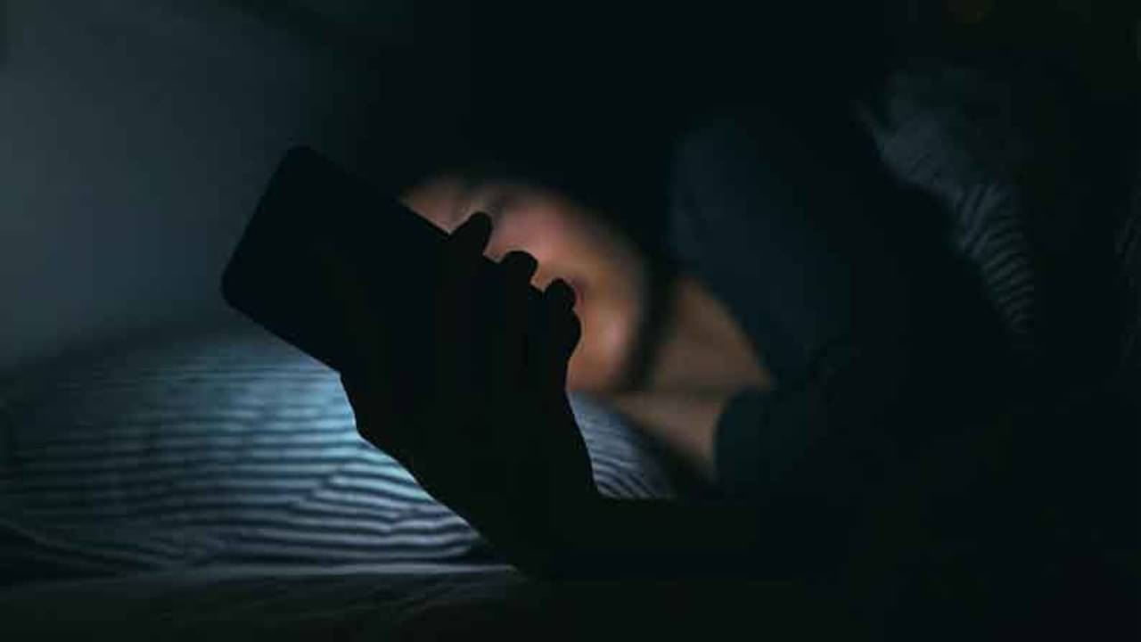 ব্লু লাইট: ত্বকের মারাত্মক ক্ষতি করে নীল আলো, সমস্যা এড়াবেন কীভাবে?