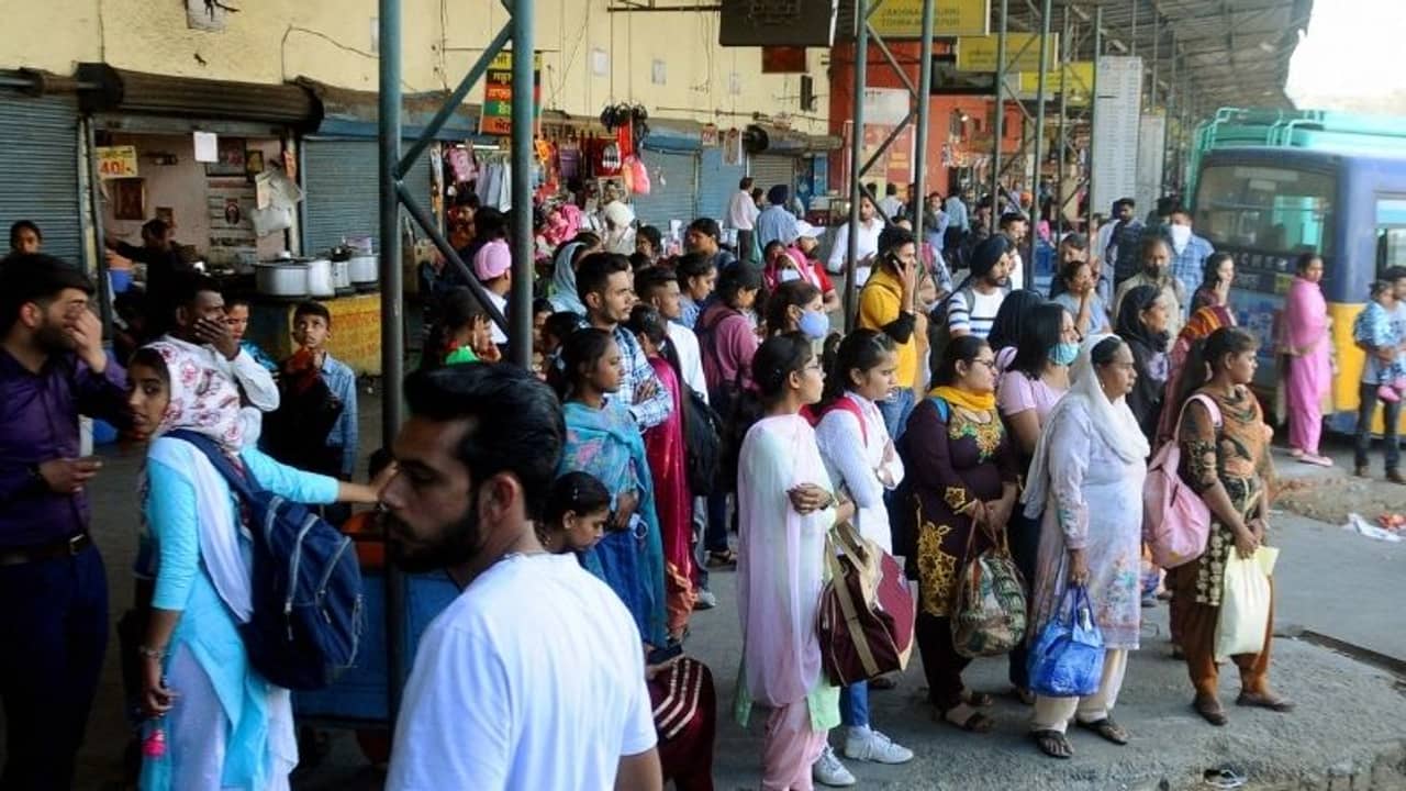 ফের রেকর্ড গড়ছে করোনা, দেশে এক দিনে মৃত শতাধিক, চিন্তা বাড়াচ্ছে বাংলাও