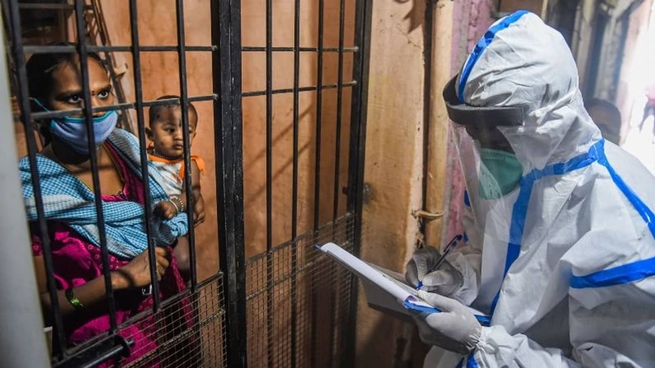 ৪১ হাজার ছুঁইছুঁই দৈনিক সংক্রমণ, সকলকে টিকাকরণে এখনও না কেন্দ্রের