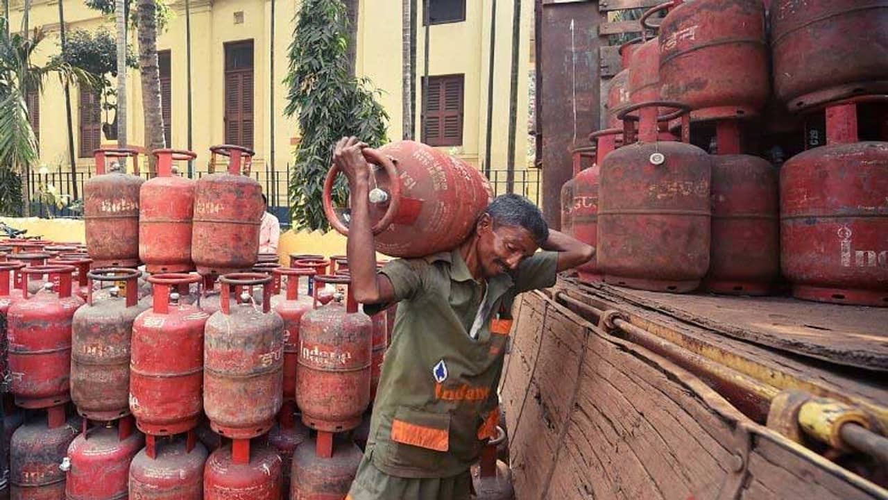 হেঁশেলে লাগবে আগুন, রান্নার গ্যাসে  আরও ভর্তুকি কমাচ্ছে কেন্দ্র
