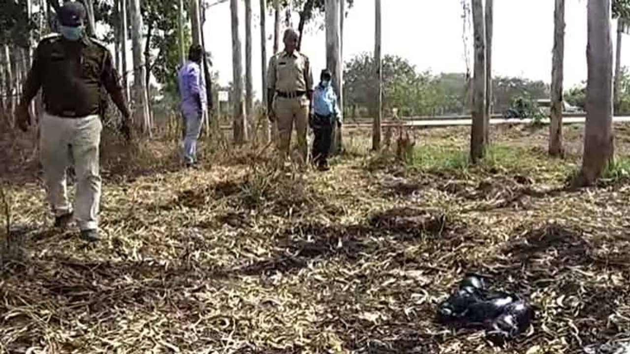 উল্টো করে একে একে চার খুদেকে আলকাতরার ড্রামে চোবানো হল বারবার! পরের দৃশ্য আরও বেশি মর্মান্তিক