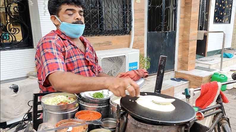 মুম্বইয়ের 'পিৎজা ধোসাওয়ালা', ২৫ বছর ধরে সাইকেলেই রয়েছে তাঁর দোকান