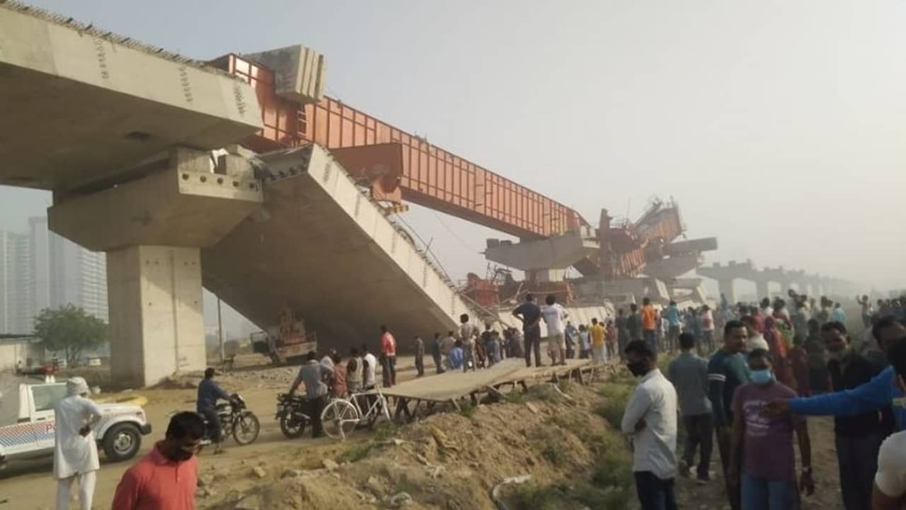 ভেঙে পড়ল নির্মীয়মাণ উড়ালপুল, গুরুতর জখম কর্মীরা