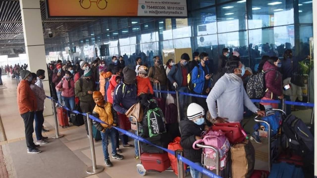 মুম্বইয়ে বিদেশ ফেরত যাত্রীদের থাকতে হবে না কোয়ারেন্টিনে, তবে পূরণ করতে হবে বিশেষ শর্ত