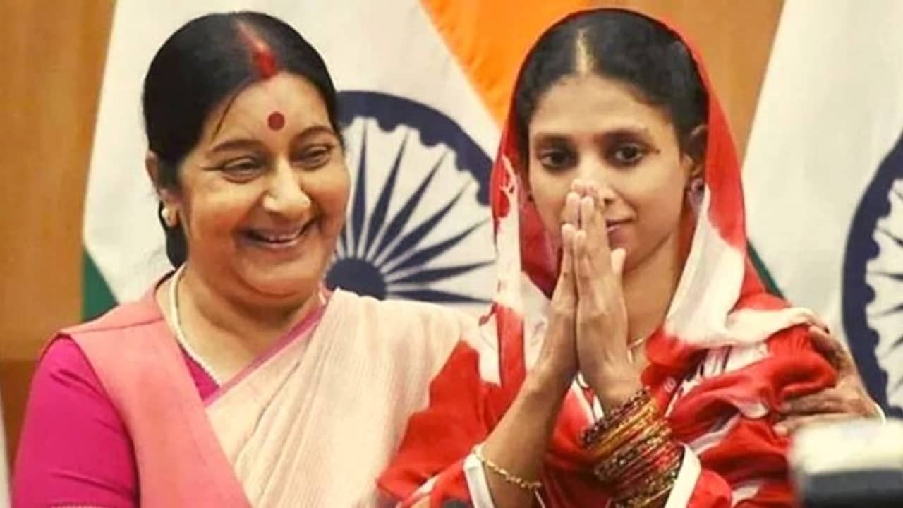 সত্তরোর্ধ্ব বৃদ্ধার চোখে জল, পাকিস্তান থেকে ফেরার ৫ বছর পর অবশেষে মাকে খুঁজে পেল গীতা