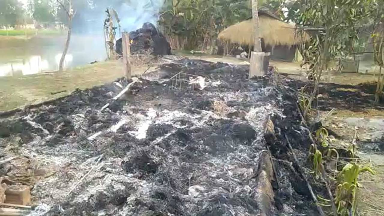 গোসাবায় বোমা বিস্ফোরণ, ভস্মীভূত বাড়ি, জখম ৬ বিজেপি কর্মী