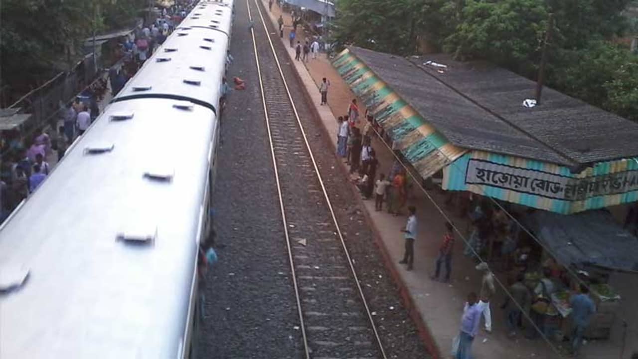 ভিড়ে ঠাসা প্ল্যাটফর্মের এক কোণে দেখা যাচ্ছিল দুটি পা, এগিয়ে যেতেই আঁতকে উঠলেন যাত্রীরা