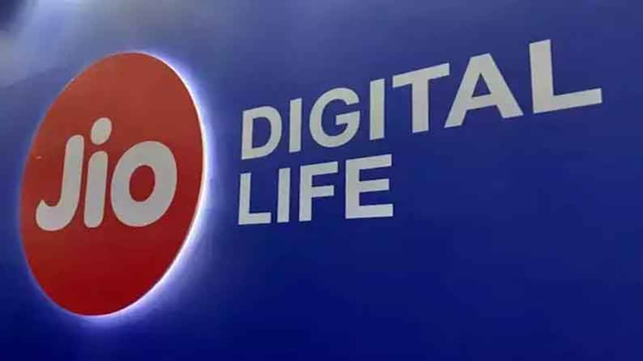 জিওবুক আনতে চলেছে রিলায়েন্স, সাধ্যের মধ্যেই দাম থাকবে এই ল্যাপটপের