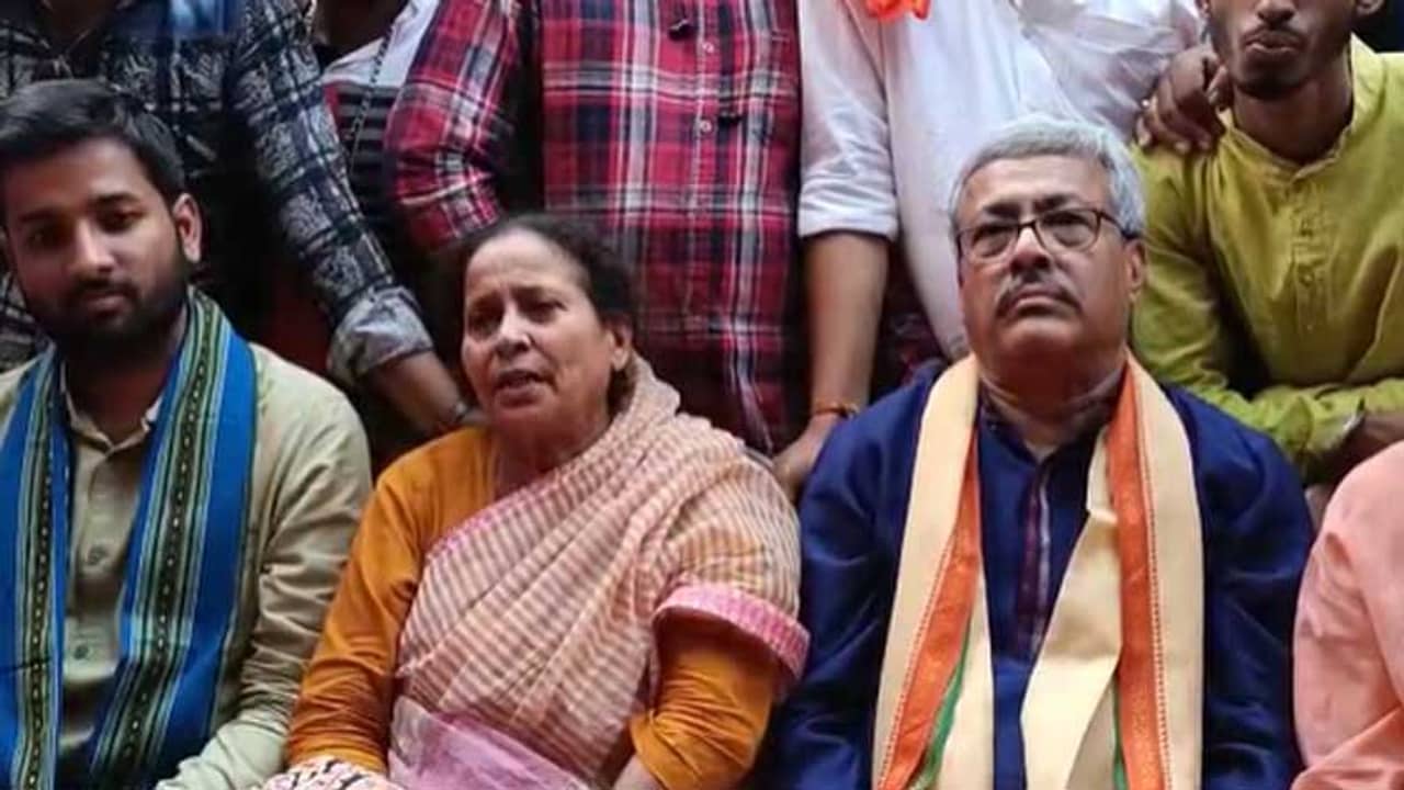 রাগে দুদিন আগে নির্দলে দাঁড়াচ্ছিলেন, আজই বিজেপি প্রার্থীকে পাশে বসিয়ে বললেন একসঙ্গে লড়ব