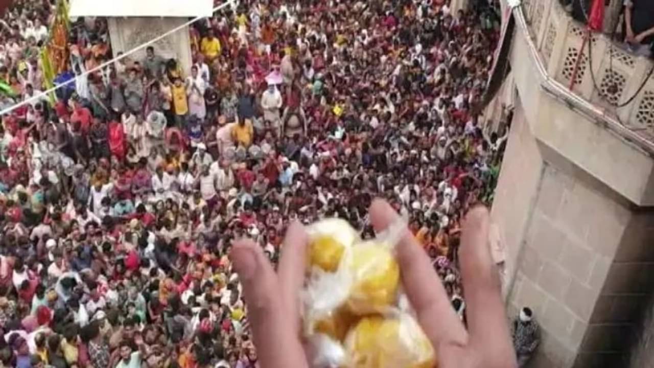 ভিডিয়ো: অরক্ষিত মুখ, ঠাসাঠাসি ভিড়, যোগীরাজ্যে যেন করোনার হোলি