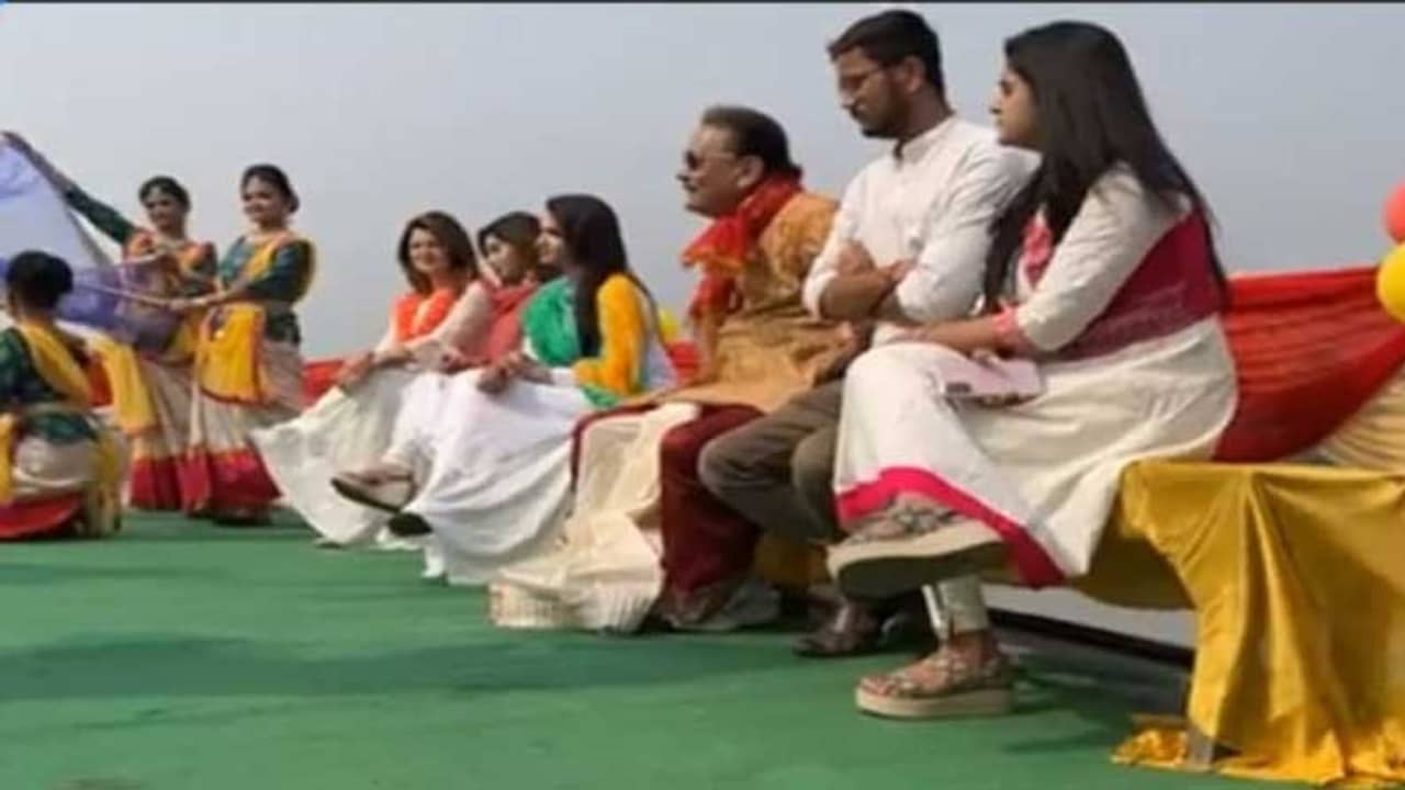 ওহ লাভলি! দোলের সকালে বিজেপির তিন তারকাপ্রার্থীর সঙ্গে নাচের তালে মদনগোপাল