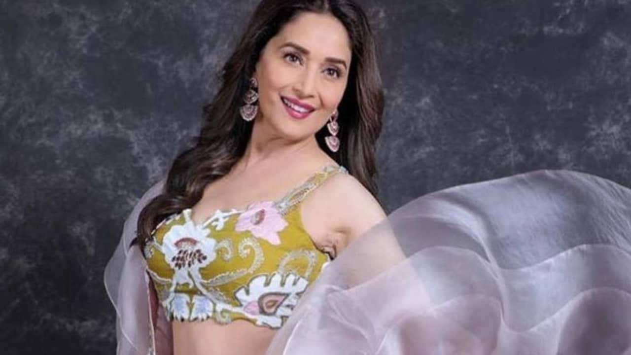 লাস্যময়ী ‘লিভিং লিজেন্ড’-দের সঙ্গে তালে তালে পা মেলালেন মাধুরী দীক্ষিত, ফিরে এল বলিউডের স্বর্ণযুগ