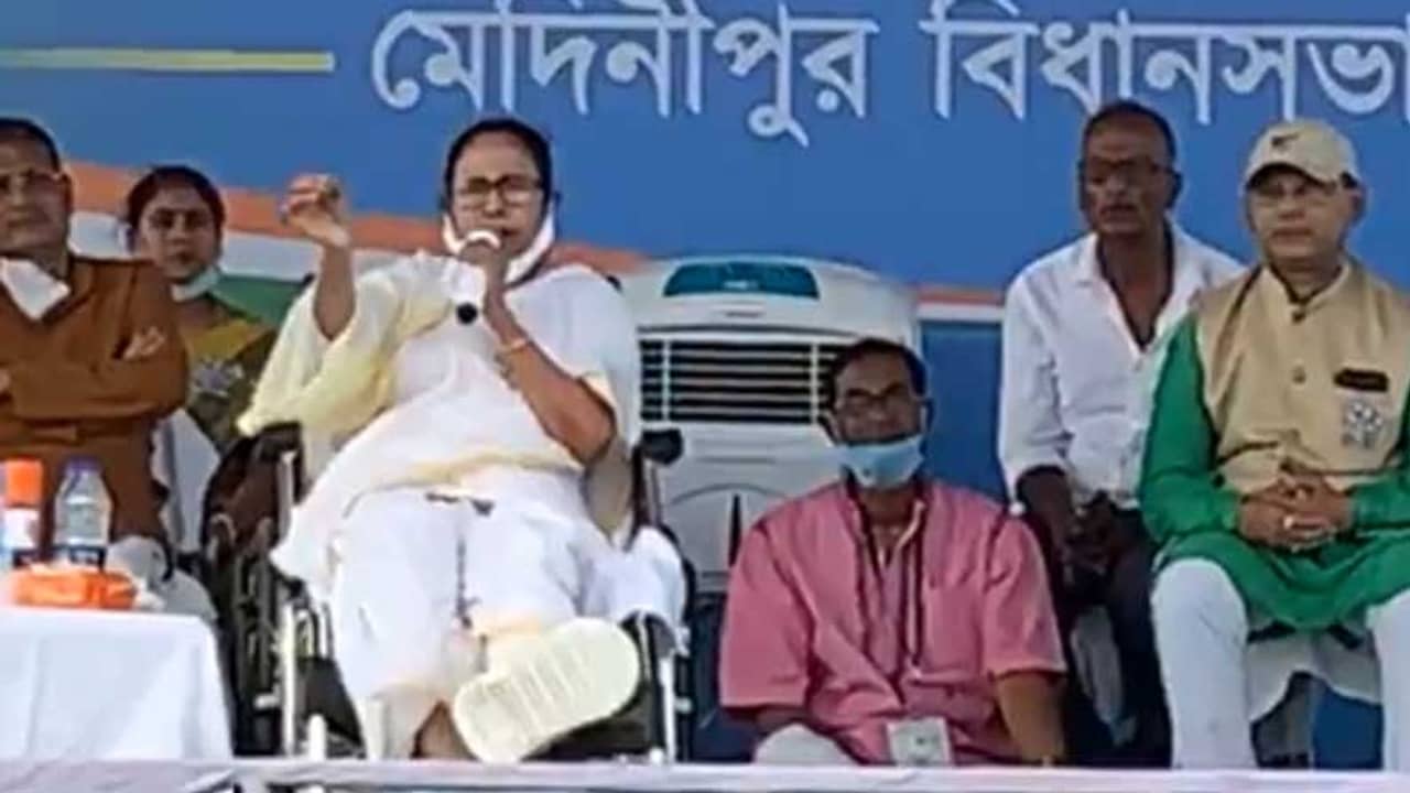 চোখগুলো দেখলে মনে হয়, ঠুকরে খেতে আসছে, মেদিনীপুরে মোদীকে কটাক্ষ মমতার
