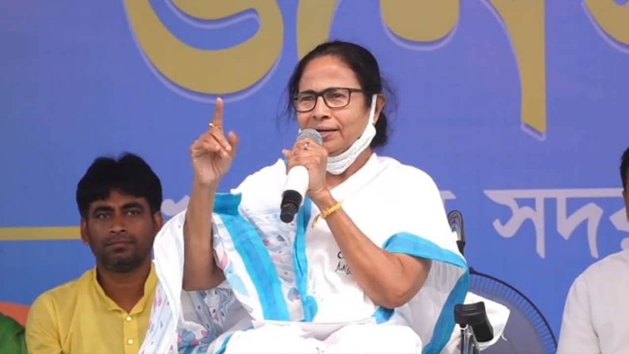 বাংলাদেশে গিয়ে মিথ্যে বলে ভোট চাইছেন, প্রধানমন্ত্রীর পাসপোর্ট বাতিলের দাবি মমতার