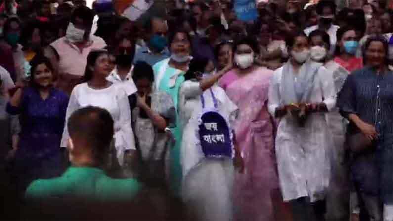 'ধর্ষণের শীর্ষে মোদীর পেয়ারের রাজ্য', নারী দিবসে নমোকে নিশানা মমতার 'ধর্ষণের শীর্ষে মোদীর পেয়ারের রাজ্য', নারী দিবসে নমোকে নিশানা মমতার