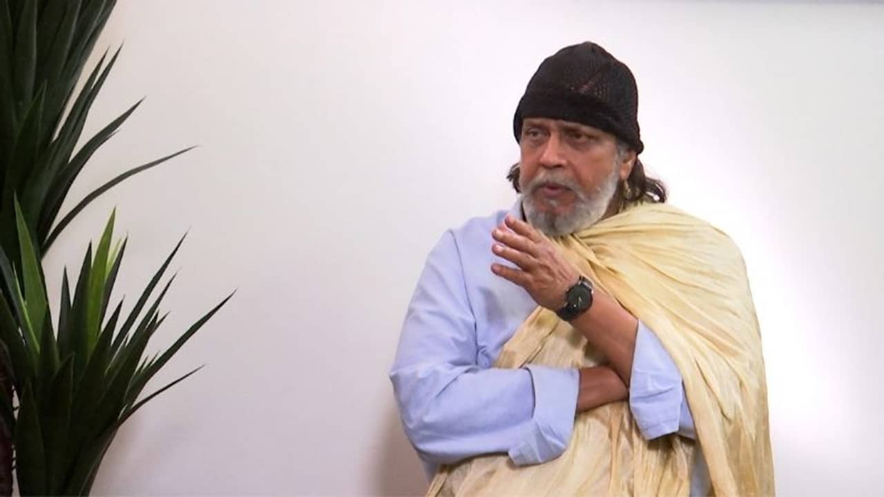 ওই সাদা কাপড়ে কালি ছিটিয়ে দেখান তো, জ্যোতি বসুর পর কার প্রশংসা করলেন মিঠুন?