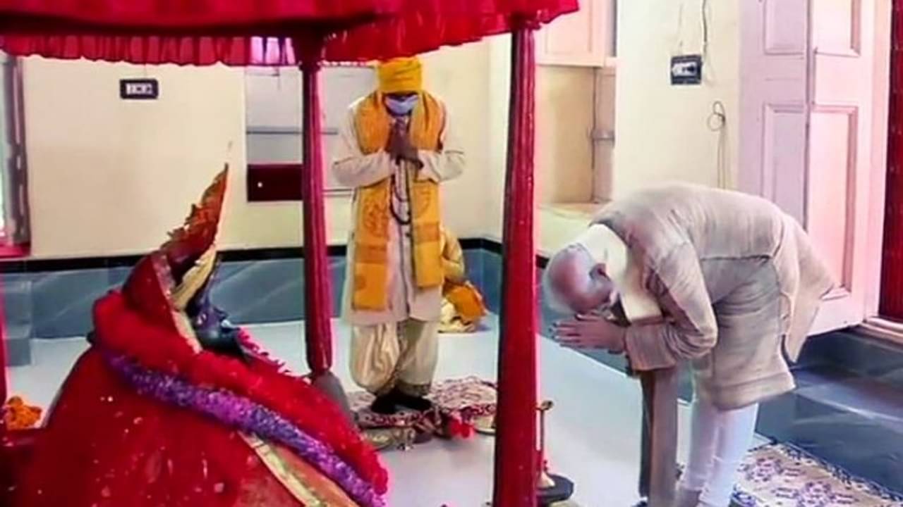 Narendra Modi in Bangladesh: করোনামুক্তিতে যশোরেশ্বরী দেবীর চরণে, সম্পর্ক মজবুতে পুঁতলেন চারাগাছ