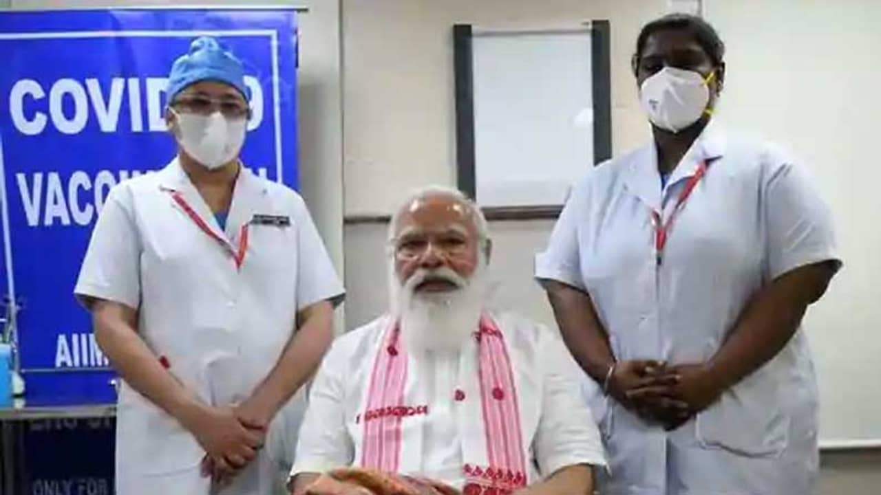 ভ্যাকসিন নিচ্ছেন নরেন্দ্র মোদী, দেখে নিন সেই মুহূর্তের এক্সক্লুসিভ ছবি