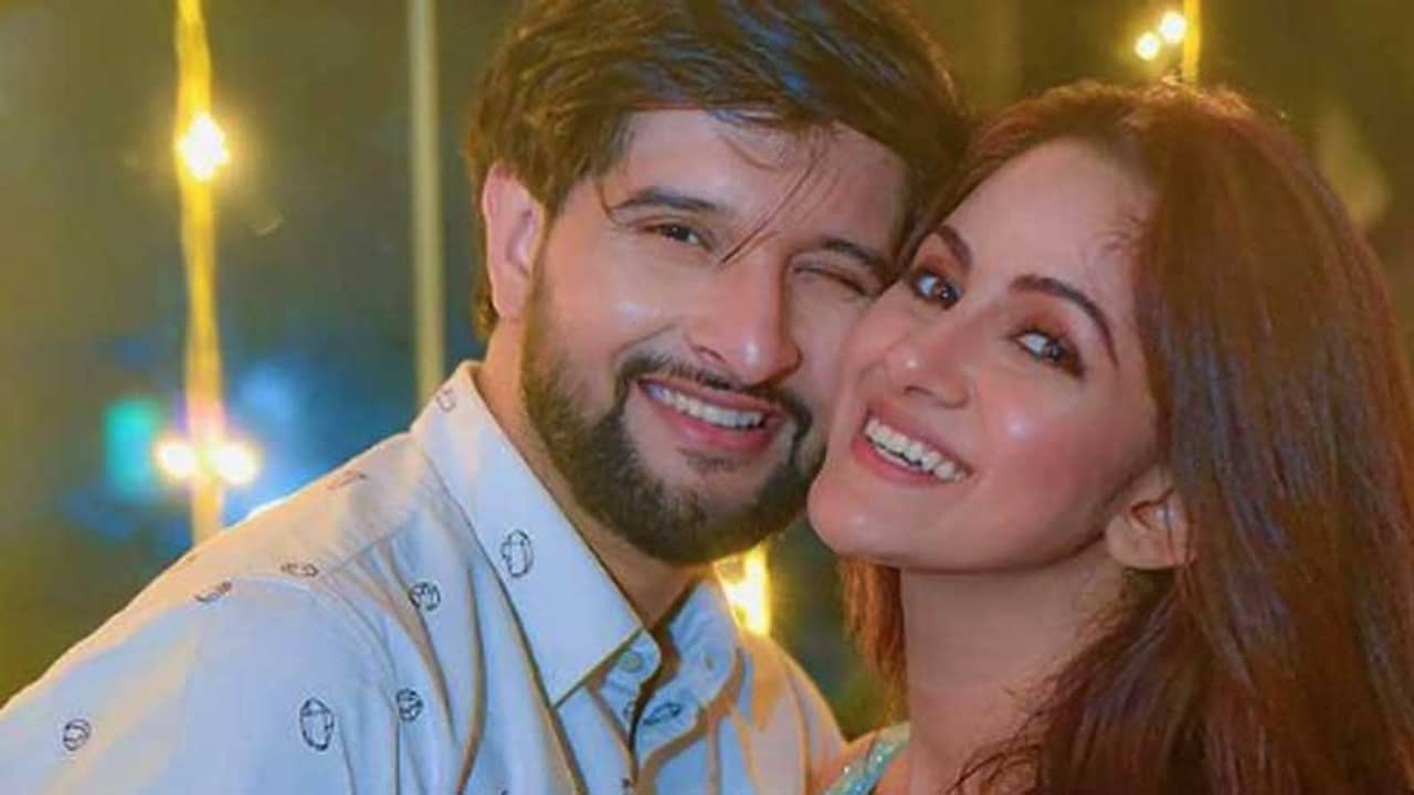 হুড খোলা জিপে নির্বাচনী প্রচারে নীল-তৃণা