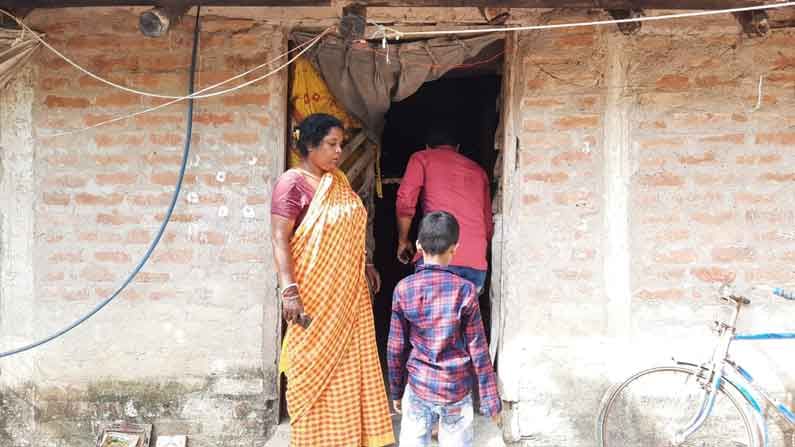 বিছানায় পড়ে মা, আঁচল আঙুলে পেঁচিয়েই নিথর ৬ বছরের শিশু, পাশে আরও দুই ভাইবোন! বাকরুদ্ধ প্রতিবেশীরা