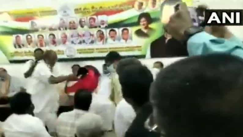 নির্বাচনী বৈঠকে কংগ্রেস নেতার হাতে জোটসঙ্গীর পতাকা, বচসা গড়াল হাতাহাতিতে
