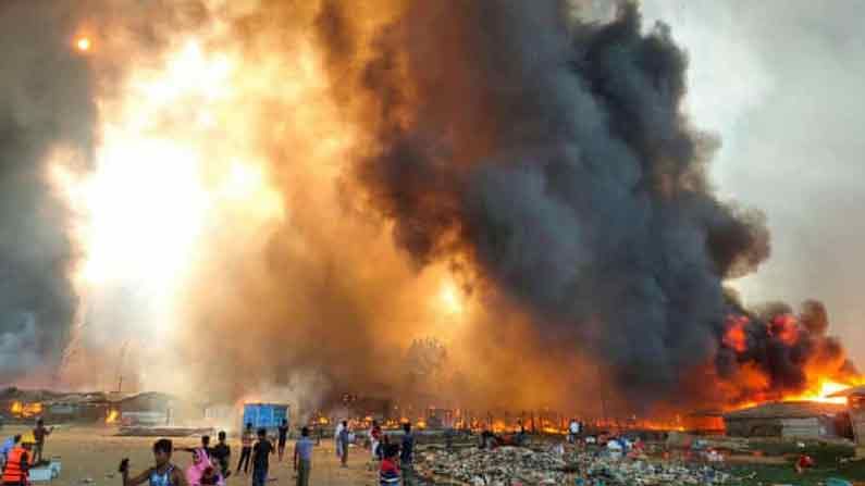 ভয়াবহ আগুনে পুড়ে ছাই শরণার্থী শিবির, বের করা হচ্ছে একের পর এক দেহ