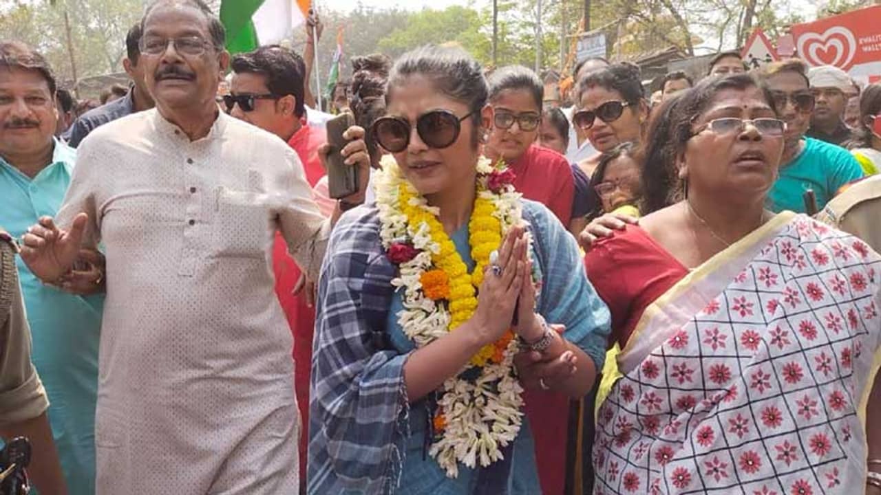 হিন্দু দেবতাকে অপমান করেছেন, বিবেকানন্দকে মালা পরাতে পারবেন না সায়নী